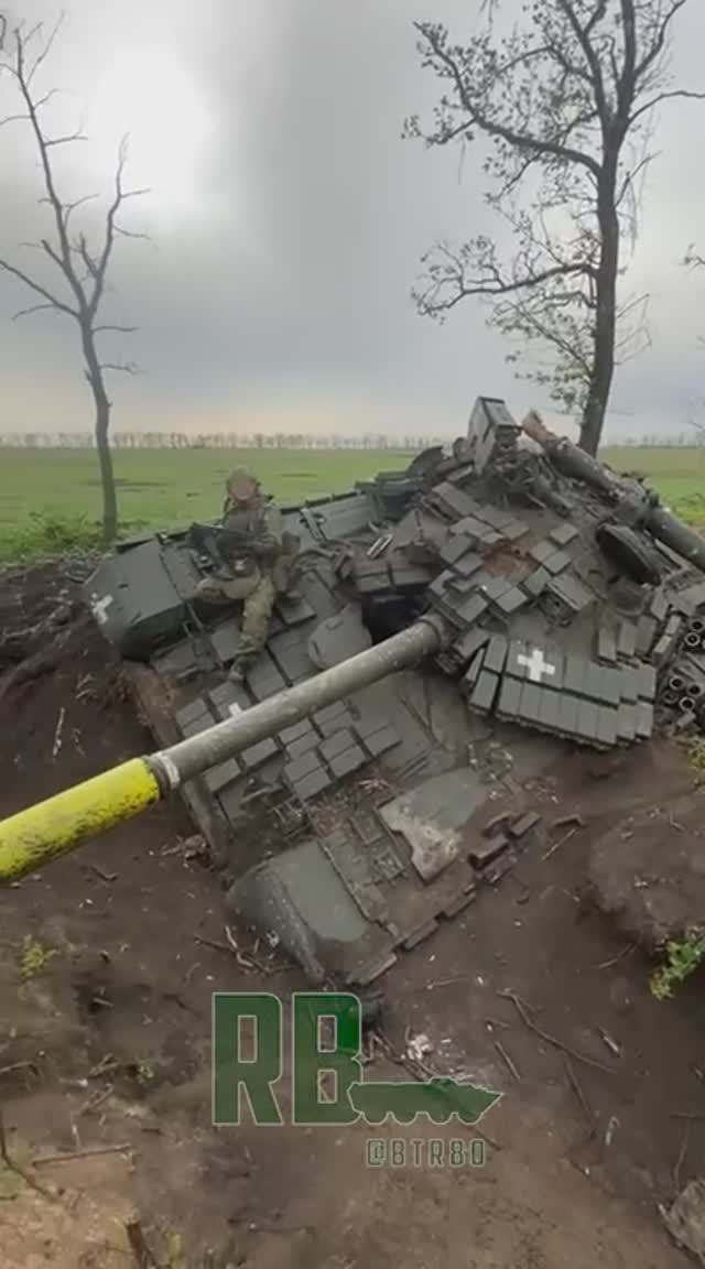 Брошенный украинскими боевиками танк в районе Очеретино.