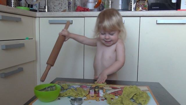 Соня раскатывает тесто