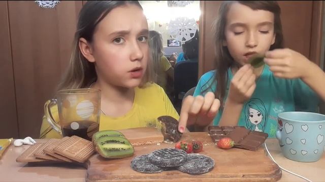 МУКБАНГ С СЕСТРОЙ| КУЧА СЛАДОСТЕЙ| ПОСТОЯННО ВЫКЛЮЧАЛАСЬ НА СЪЁМКАХ КАМЕРА...