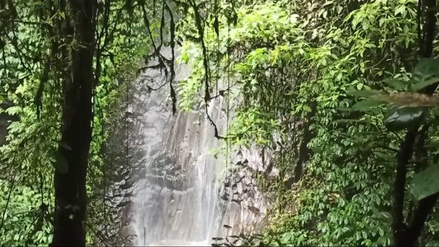Очень мощный водопад Нунг Нунг!Джунгли и брызги!Много ступенек к водопаду!