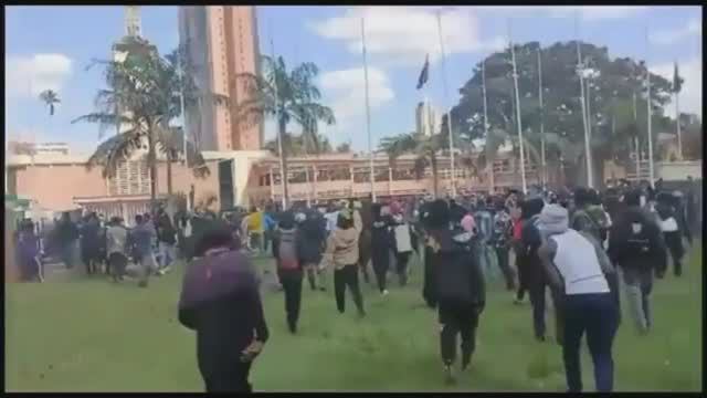 Тысячи протестующих взяли штурмом здание парламента в столице Кении городе Найроби.