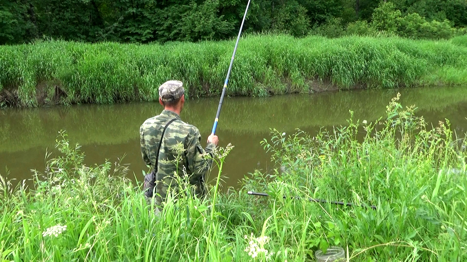 Рыбалка 2 июня на речке на поплавок