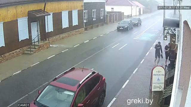 Молодые парни купаются в лужах в Полоцке