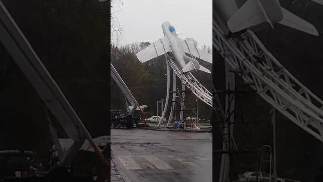 Самолет на пр.Космонавтов