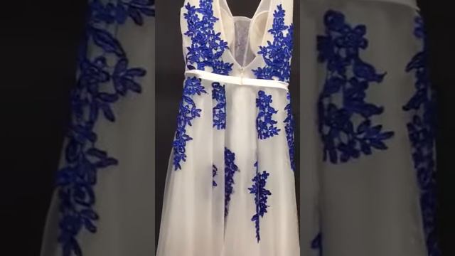 Легкое белое платье в пол с синей вышивкой