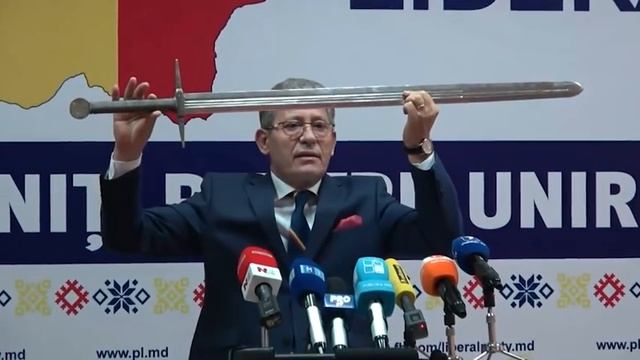 С саблей наголо. Гимпу встал на защиту "камня Гимпу"