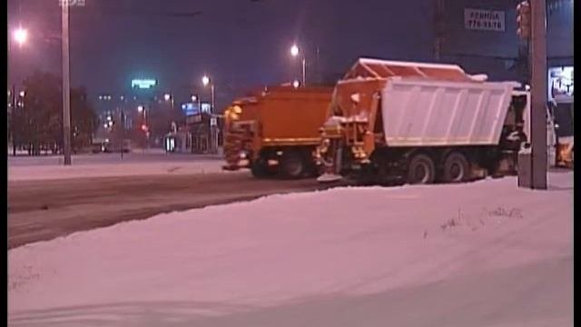 Дорожники в Челябинске ликвидируют последствия снегопада ВИДЕО