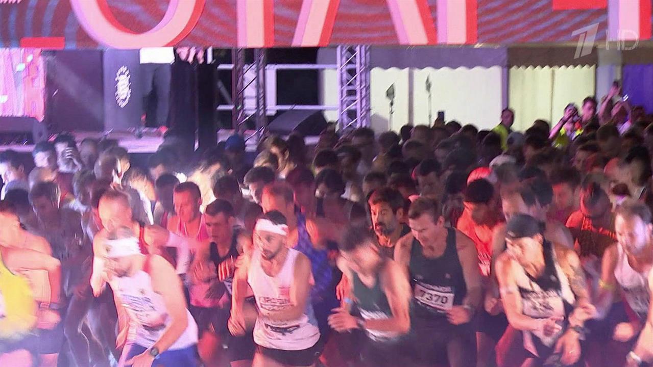 Почти девять тысяч человек участвовали в "Ночном забеге" в Москве