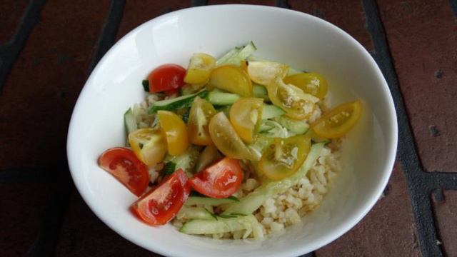 Салат с булгуром овощами и брынзой