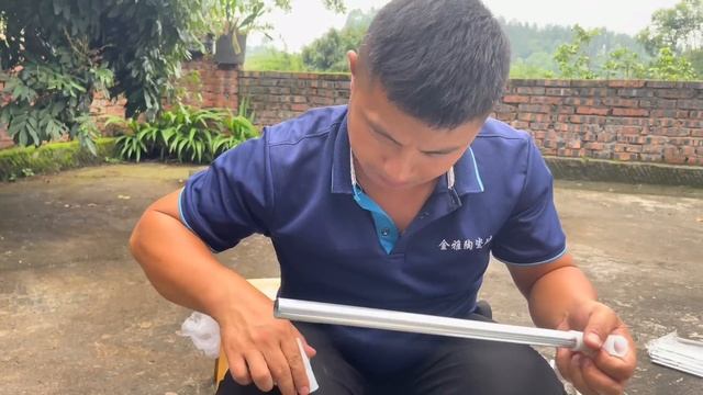 大姐和勇哥开始整理房间网购简易柜子组装准备入住了乡村大姐