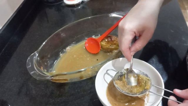 Утиный окорок с черносливом под яблочным соусом