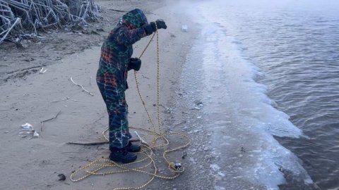 Морозная Москва-река не помеха магнитной рыбалке