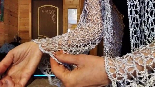 3.1 Ажурный кардиган связан крючком "веерочками".