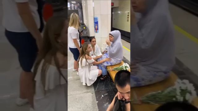 В московском метро вооруженная ножом женщина напала на пассажирку в хиджабе