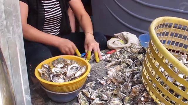 Shelling Oysters in Xiamen Market