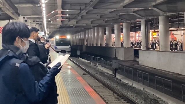 17.11.2023 года. Прибытие электрички маршута «Такахаги-Синагава» на станцию Кита-Сендзю.