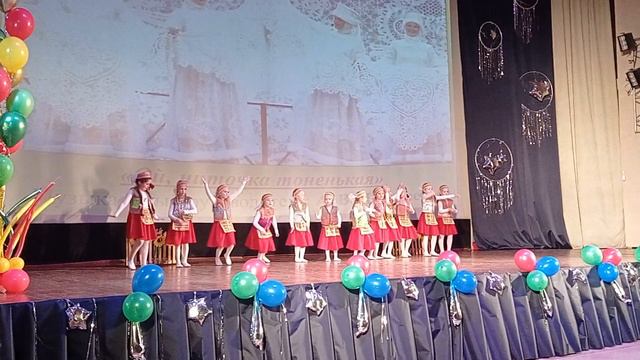 Народный танец "Думай, да, думай, да". Дети на фестивале юных дарований в Новосибирске