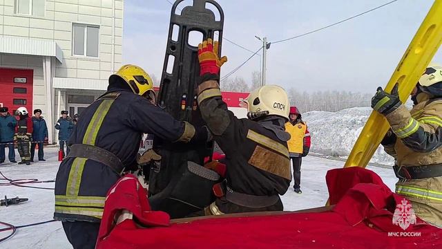 Завершился отборочный этап соревнований по ликвидации последствий ДТП среди команд омских пожарных