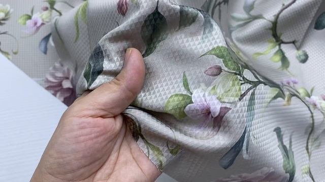 Шёлк серо-бежевого цвета с принтом  цветы чайной розы 46460