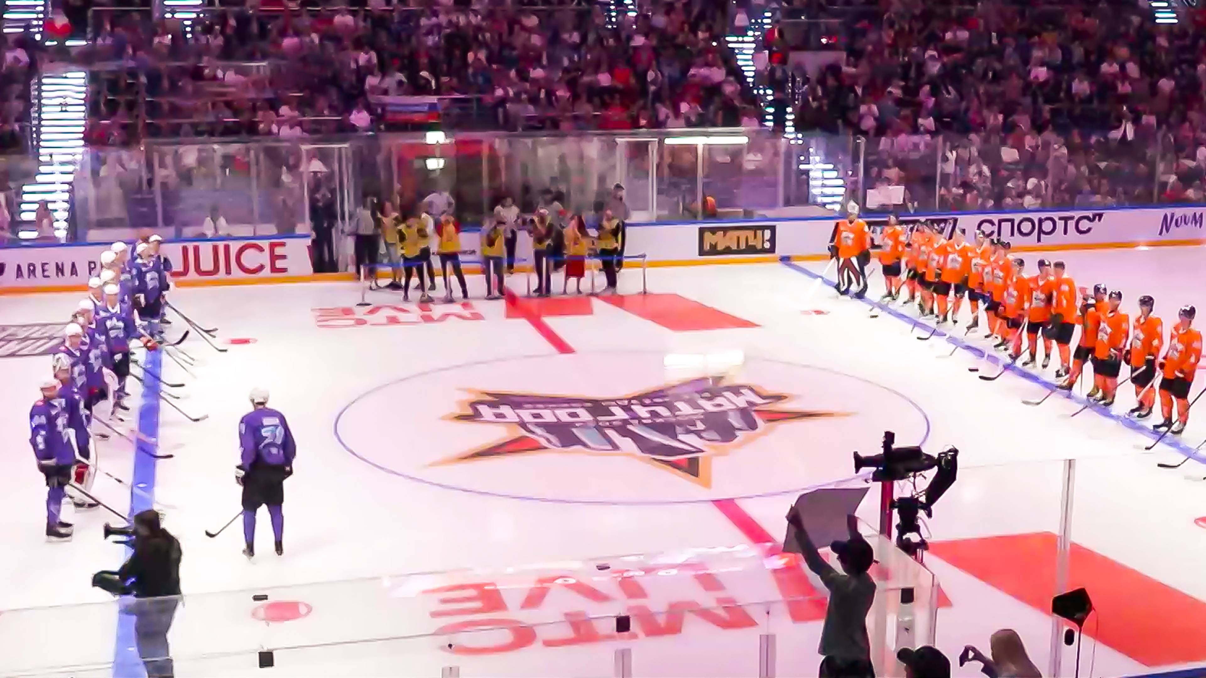 Звезды КХЛ и НХЛ сыграли благотворительный матч в Москве