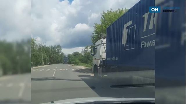 Фуры закрыли часть дороги по ул.6-й Орловской дивизии