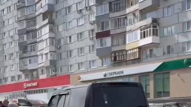 На улице Карпинского Range Rover въехал в забор