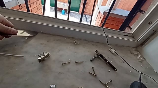 Ремонтируем старое окно Рехау в частном доме. Типичная проблема оштукатуренных откосов - Петли дует