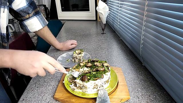Кухня ТВ - Распаковка Салата с Курицей и Грибами в Виде Торта