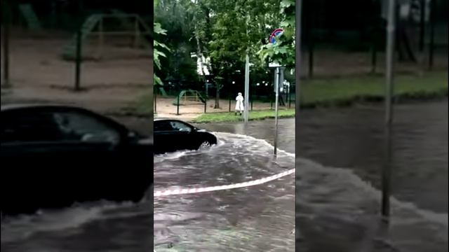 Автомобиль пробирается по затопленной Москве