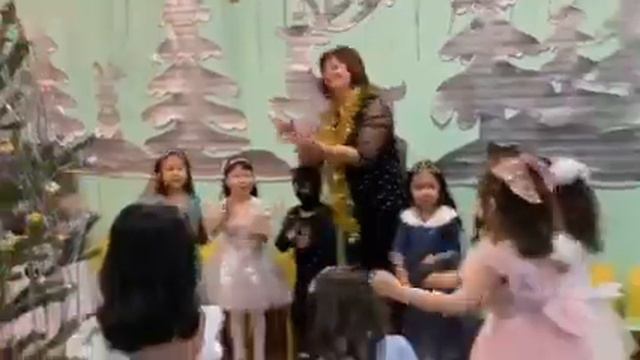 игра "Снег руками нагребаем"