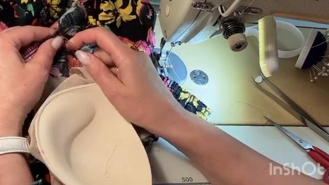 Как вставить формованные поролоновые чашки в платье?