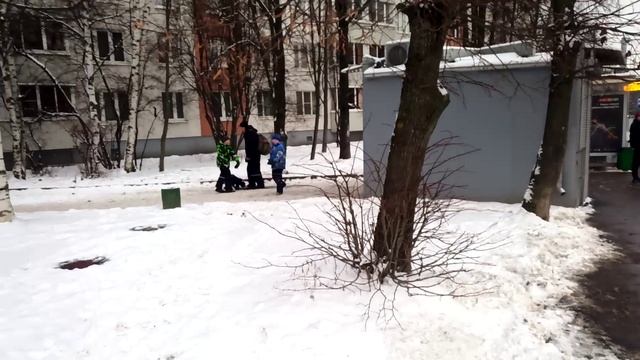 Дед с тремя внуками весело танцуют под современную музыку