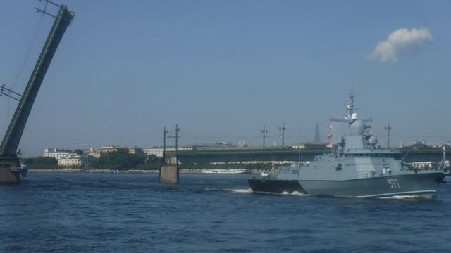 Корабль "Советск" выходит из-под Литейного моста
