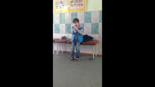 Миша одевается после тренировки.