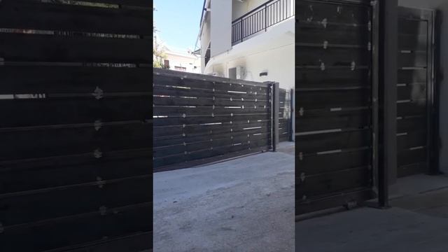 Συρόμενη γκαραζόπορτα & πόρτα πεζών