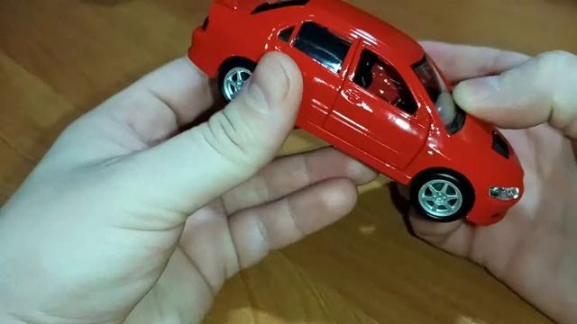 Обзор игрушечной модели автомобиля Mitsubishi Lancer Evolution. Масштабная модель.mp4