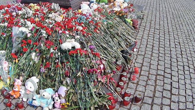стихийный мемориал погибшим в  Крокус  Сити  во Владивостоке  на 9 дней