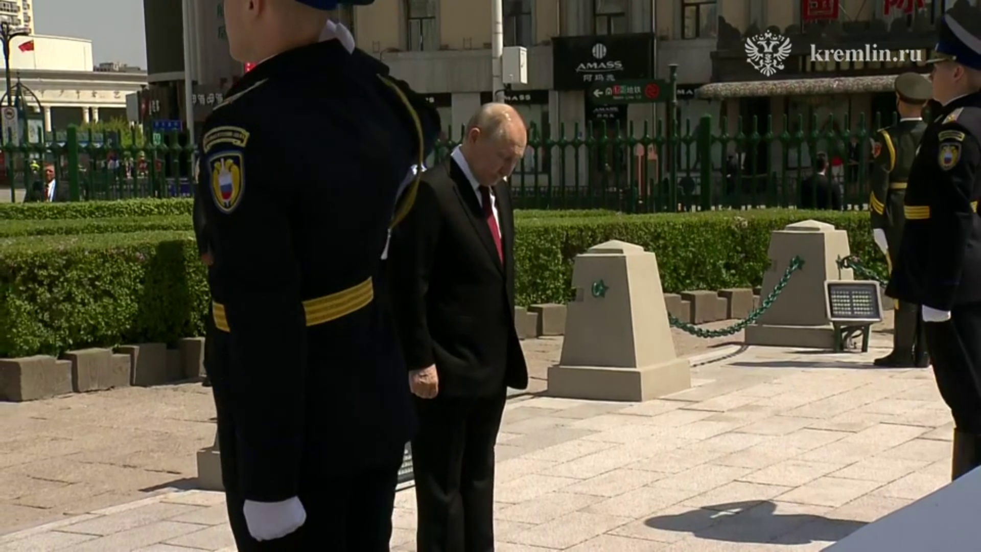 Владимир Путин возложил цветы к Памятнику советским воинам в Харбине
