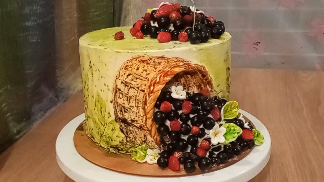 Украшение торта "Медовик"росписью и ягодами