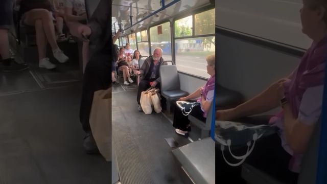Женщина водитель троллейбуса наотрез отказалась вести деда пенсионера.