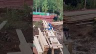 Веселые строители строят дом в лесу. Начало строительства дома шалаша А-Фрейм #каркасныйдом #стройк
