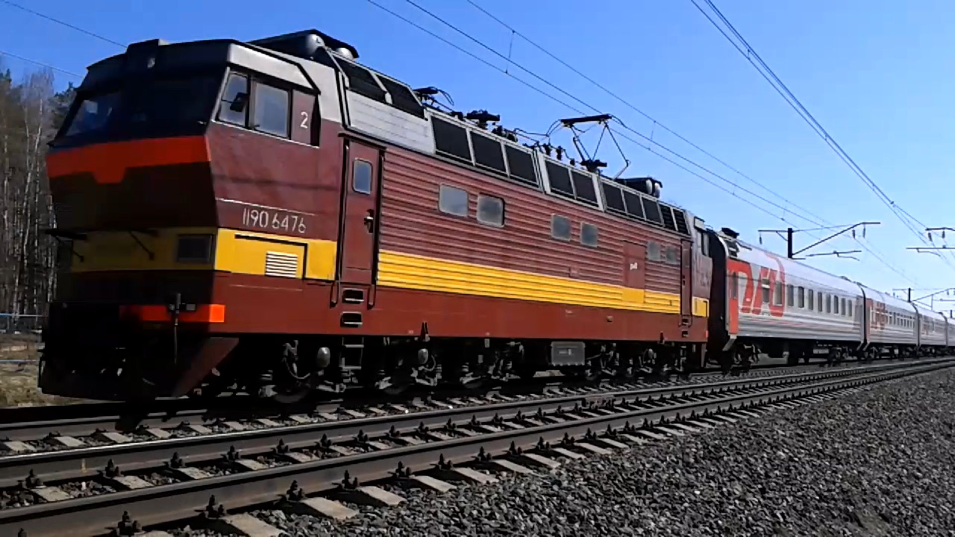 ЧС4т-647 с пассажирским поездом