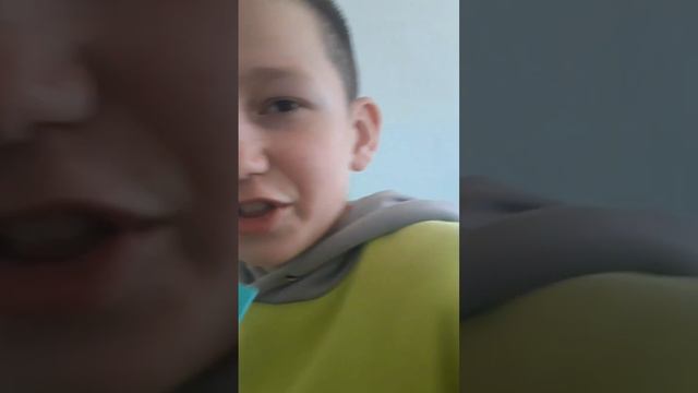 Интервью у людей в школе. Есть мат но он запикан. Не нравится не смотрите♡