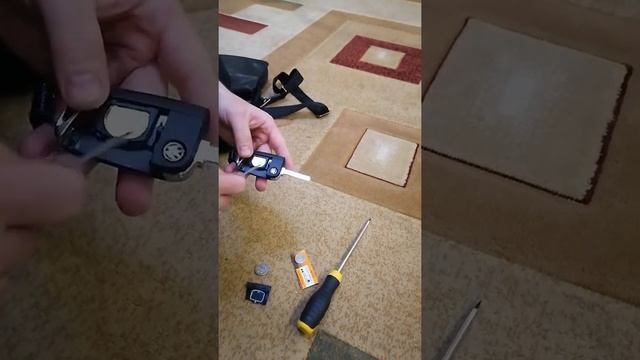 Замена батарейки в брелке тигуан 2