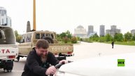 قديروف يجر سيارة "تويوتا لاند كروزر" بيديه