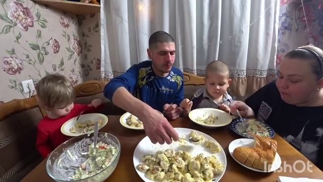 мукбанг/пельмени в сырном соусе