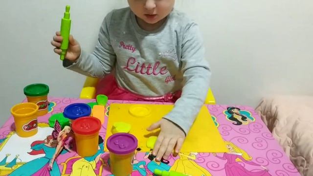 Влог: Вика играет с мамой тестом для лепки