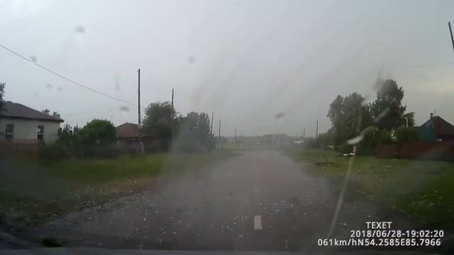 Град с куриное яйцо в Салаире видео с регистратора в машине