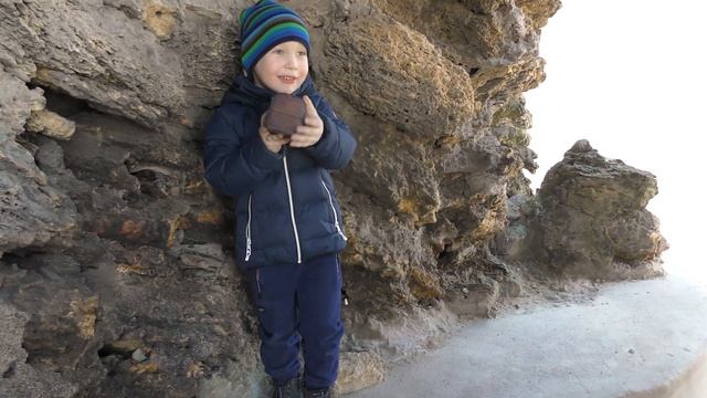 Папа улетел на воздушных шариках Играем в парке Нашли сокровище