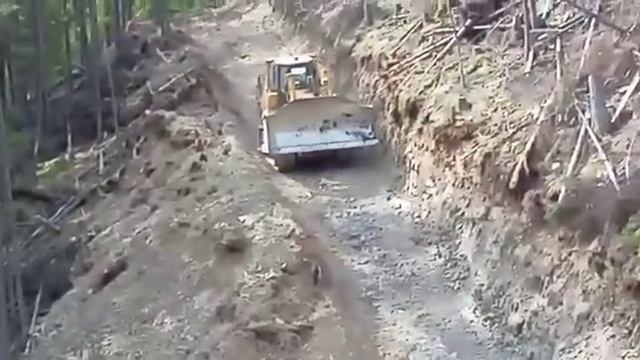 SEM 822D - строительство дороги под уклоном в Хабаровском крае.